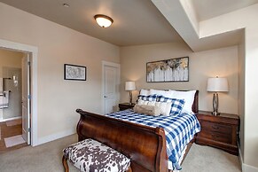 Luge Lane 5 Bedroom Townhouse by RedAwning