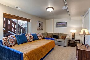 Luge Lane 5 Bedroom Townhouse by RedAwning