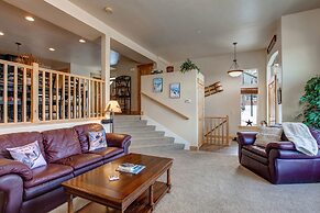 Luge Lane 5 Bedroom Townhouse by RedAwning