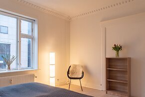 Sanders Boulevard - Cozy 2-bdr Apt By the Canal