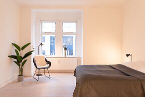 Sanders Boulevard - Cozy 2-bdr Apt By the Canal