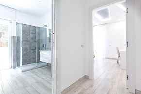 New & Stylish two Bedroom Apartment with Balconies