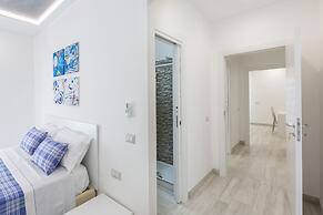 New & Stylish two Bedroom Apartment with Balconies