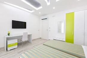 New & Stylish two Bedroom Apartment with Balconies