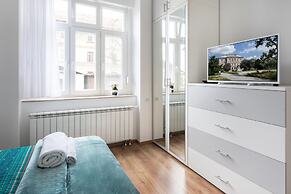 Bright 2BDR Apt near Main Bus Station-FREE PARKING