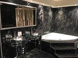 citycentre lake view apartment