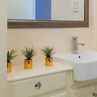 Spacious 2-bedroom Apartment in Mayfair