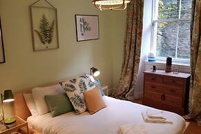 Central 3 Bedroom Next to Leafy Meadows