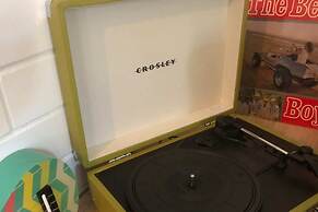 Lovely 1 Bedroom Apartment Steps to the Beach