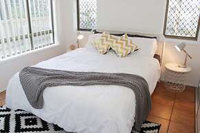 Lovely 1 Bedroom Apartment Steps to the Beach