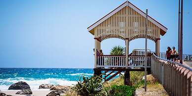 Lovely 1 Bedroom Apartment Steps to the Beach