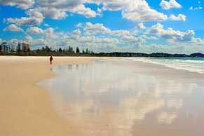 Lovely 1 Bedroom Apartment Steps to the Beach