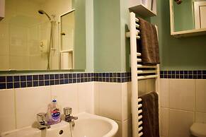 Welcoming and Homely 2 Bed in Central Location