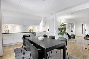 Two-bedrooms Apartment With Amazing View and Sunny Balcony Next to Roy