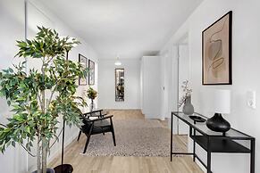 Two-bedrooms Apartment With Amazing View and Sunny Balcony Next to Roy