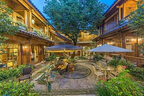 Lijiang Langyun Inn