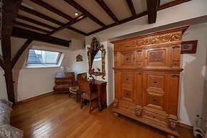 Unique Apartment In Historic Mansion