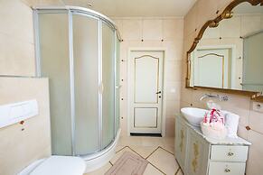 Unique Apartment In Historic Mansion