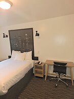 Super 8 by Wyndham Montreal