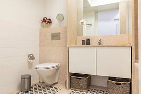 Trendy & Classic 2 Bedroom Apartment