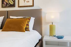 Trendy & Classic 2 Bedroom Apartment