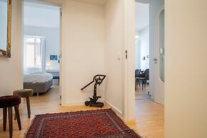 Trendy & Classic 2 Bedroom Apartment