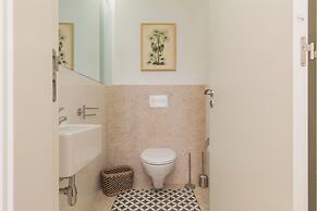 Trendy & Classic 2 Bedroom Apartment