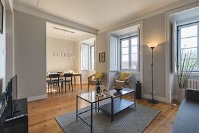 Trendy & Lightful Apartment