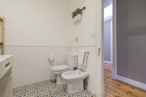 Trendy & Lightful Apartment