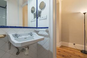 Trendy & Lightful Apartment