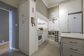 Trendy & Lightful Apartment