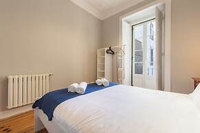 Trendy & Lightful Apartment