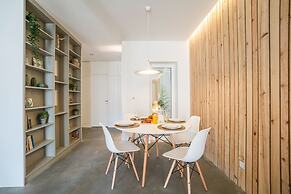 Wood Wall & Garden Apartment