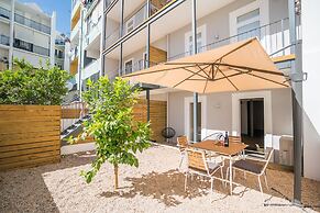 Wood Wall & Garden Apartment