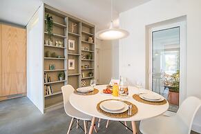 Wood Wall & Garden Apartment