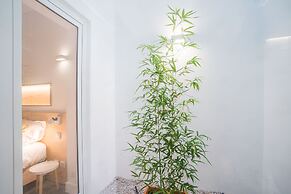 Wood Wall & Garden Apartment