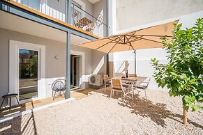 Wood Wall & Garden Apartment