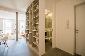 Wood Wall & Garden Apartment