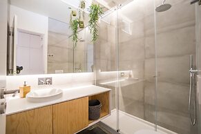 Wood Wall & Garden Apartment