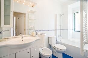 Panoramic Tagus River Terrace Apartment in Alfama