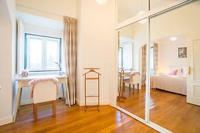 Panoramic Tagus River Terrace Apartment in Alfama