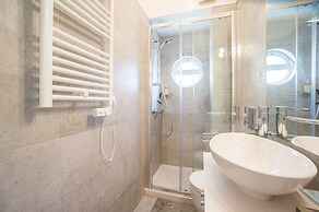 Panoramic Tagus River Terrace Apartment in Alfama