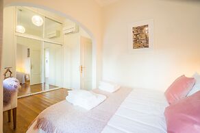 Panoramic Tagus River Terrace Apartment in Alfama