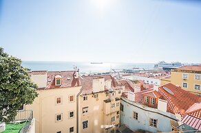 Panoramic Tagus River Terrace Apartment in Alfama