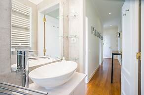 Panoramic Tagus River Terrace Apartment in Alfama