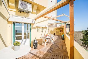 Panoramic Tagus River Terrace Apartment in Alfama