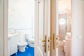 Panoramic Tagus River Terrace Apartment in Alfama