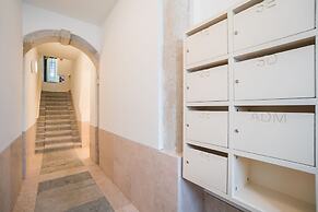 Spacious and Bright Apartment in Cais Sodre