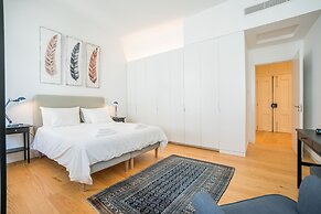 Spacious and Bright Apartment in Cais Sodre