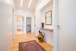Spacious and Bright Apartment in Cais Sodre